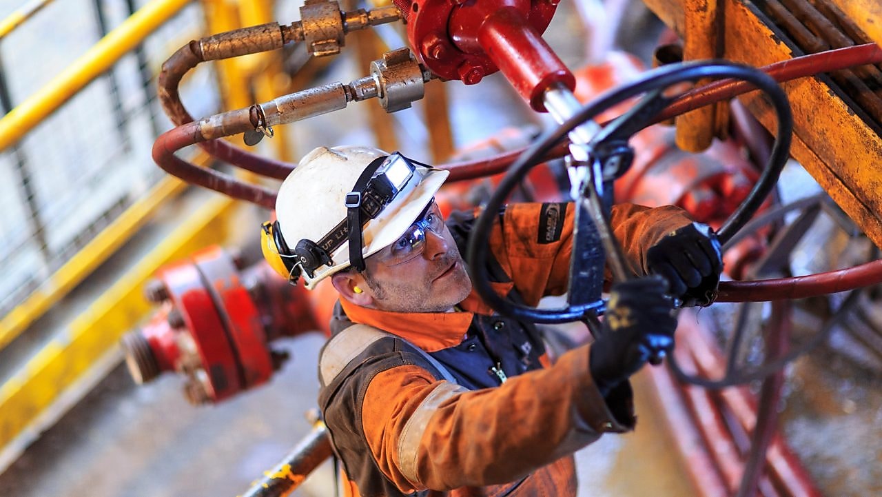 Man working on a platform with full safety uniform